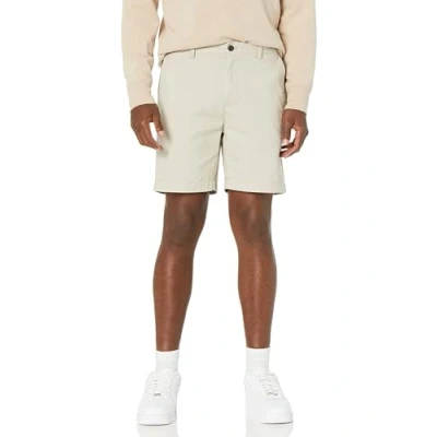 Abbildung von Amazon Essentials Herren Chinoshorts, 18 cm, Schlanker Schnitt, Stone, 31W