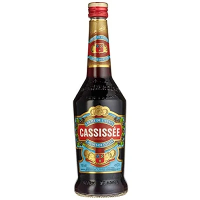 Abbildung von Cassissée Crème de Cassis Johannisbeer Likör (1 x 0,7 l)(Flaschendesign kann abweichen).