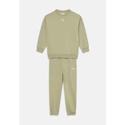 Abbildung von Puma Loungewear Oversized Jogginganzug Teenager Für Damen Kinder Mit Plain Lux Army Größe: 15 16Y