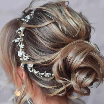 Abbildung von Unicra Blume Braut Hochzeit Haarschmuck Haarrebe Kristall Reben Kopfschmuck Kopfbedeckung für Frauen und Mädchen (Silber)