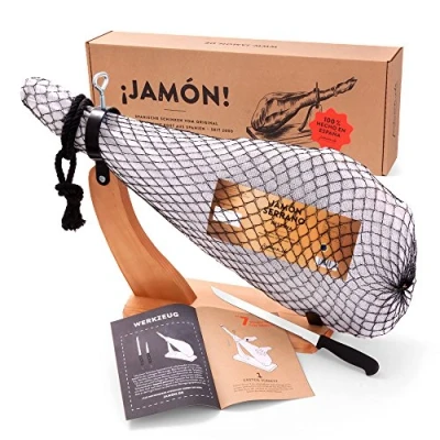 Abbildung von Jamon Box Nr. 2 Serrano Schinken 6,5kg im Geschenk Set mit Zubehör 12 Monate gereifter Hinterschinken aus Spanien inklusive Schinkenständer, Schinkenmesser &amp; Schneide Anleitung von jamon.de