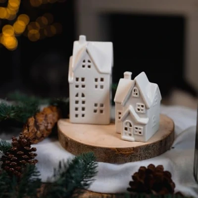 Abbildung von DARO DEKO Keramik LED Haus weiß glänzend 7 x 11,5 cm Lichthaus