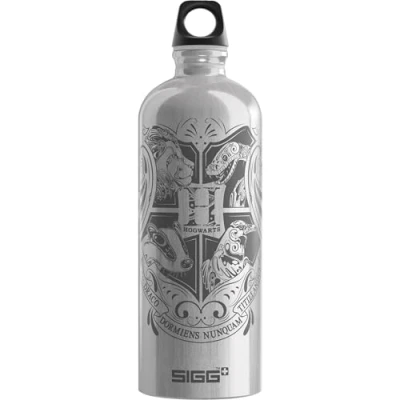 Abbildung von SIGG Alu Trinkflasche Traveller Hogwarts Klimaneutral Zertifiziert Für Kohlensäurehaltige Getränke Geeignet Auslaufsicher Federleicht BPA frei 1L