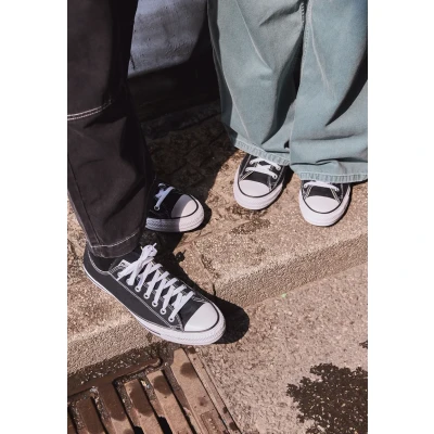 Abbildung von CONVERSE ALL STAR: Zapatillas M9166C 001 Unisex en Negro. Diseño icónico que fusiona moda y comodidad para un look atemporal. ¡Calzado esencial toda ocasión!