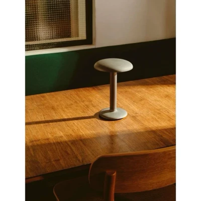 Abbildung von FLOS Gustave LED Tischleuchte, Akku 927 aluminium