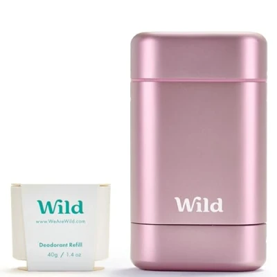 Abbildung von Wild Natürliches Nachfüllbares Deodorant Starter Set mit pinkfarbenem Case und nach Fresh Cotton &amp; Sea Salt duftende Nachfüllpackung (40g) Aluminiumfrei Lang anhaltender Schutz Vegan