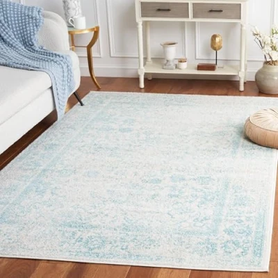 Abbildung von SAFAVIEH Distressed Teppich für Wohnzimmer, Esszimmer, Schlafzimmer Adirondack Collection, Kurzer Flor, Elfenbein und Hellblau, 183 X 274 cm