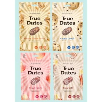 Abbildung von True Dates Probierset 4 Sorten Sour Cola, Sweet Peach, Creamy Peanut Butter, Cookie Dough natürlich aromatisierte Datteln 4x100 g