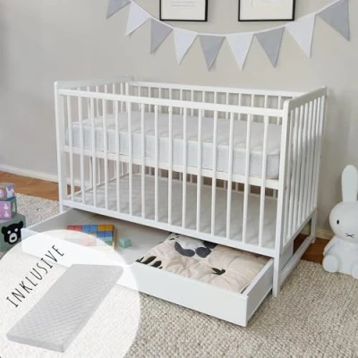 Abbildung von Kids Collective Babybett Gitterbett mit Schublade Kinderbett 60x120 höhenverstellbar, aus hochwertigem Kiefernholz, viel Stauraum, Matratze