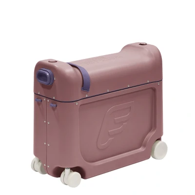 Abbildung von Stokke JetKids BedBox, Hazy Lilac Aufsitzkoffer für Kinder von 2 7 Jahren (bis 35 kg) Lässt sich in ein Bett verwandeln Inklusive Matratze, dekorativen Aufklebern &amp; verstellbarem Tragegurt