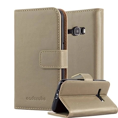 Abbildung von Cadorabo Hülle kompatibel mit Samsung Galaxy J1 2016 aus Premium Kunst Leder Flip Klappbare Stoßfeste Magnetische [Standfunktion] [Kartenfächern] Cover für Tasche in Braun
