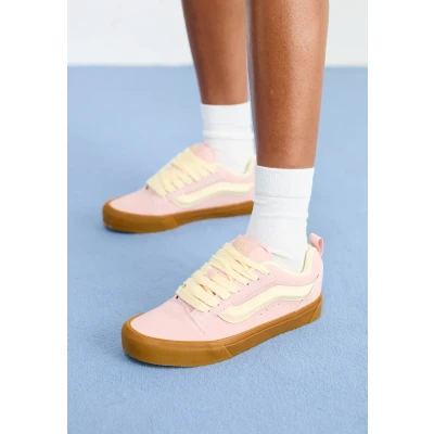 Abbildung von Vans KNU Skool Unisex Skateschuh, Damen, Größe: 41, Gum sepia rose Veloursleder