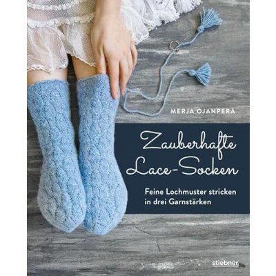 Abbildung von Zauberhafte Lace Socken: Feine Lochmuster Stricken in drei Garnstärken. Socken mal anders mit Ajourmuster und Zopfmuster. Das besondere Strick Buch.