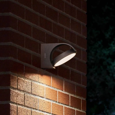 Abbildung von PHILIPS Mimosa Outdoor Wandleuchte (7 W), wetterfeste Außenleuchte mit beweglichem Panel und warmweißer LED Beleuchtung, anthrazit