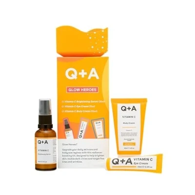 Abbildung von Q+A Glow Heroes Skincare Geschenkset Strahlkraft steigerndes Trio mit Vitamin C Aufhellendem Serum 30ml, Augencreme 15ml &amp; Körpercreme 50ml Aufhellen und Verjüngen Vegan Tierversuchsfrei