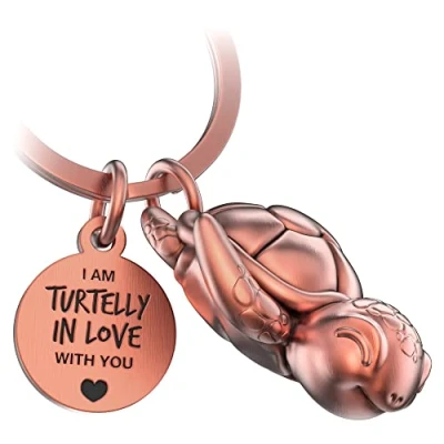Abbildung von FABACH Schlüsselanhänger Schildkröte Snappy mit Gravur Turtelly in Love Geschenk Partner
