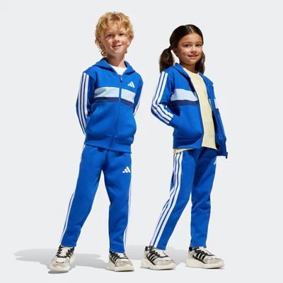 Abbildung von adidas Unisex Kinder SEASONAL ESSENTIALS TIBERIO 3 STRIPES FLEECE TRACKSUIT, team royal blue/white/glow blue, 4 Years