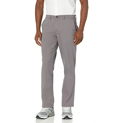 Abbildung von Amazon Essentials Herren Lässige Stretch Chinohose mit sportlicher Passform (in Übergrößen erhältlich), Kohlegrau, 50W / 28L