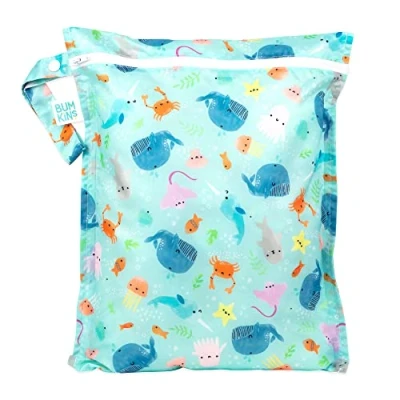 Abbildung von Bumkins Wasserdichter Nassbeutel, waschbar, wiederverwendbar für Reisen, Strand, Pool, Kinderwagen, Windeln, schmutzige Sportkleidung, nasse Badeanzüge, Toilettenartikel, 30,5 x 35,6 cm Ocean Life