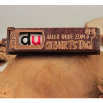 Abbildung von Urhome Geschenkbox Alles Gute zum 93. Geburtstag mit Duplo Schokoriegel Überraschung Holzbox Spruch Gravur inkl. Schokolade Geschenk Riegel Geburtstagsgeschenk Dunkel Braun