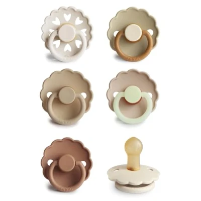 Abbildung von FRIGG Multipack Latex Schnuller 6&#039;er Packung Naturgummi/Naturkautschuk Hergestellt in Dänemark Symmetrischer Sauger Kirschform (Cinnamon Charm, Größe 1 (0 6 Monate))