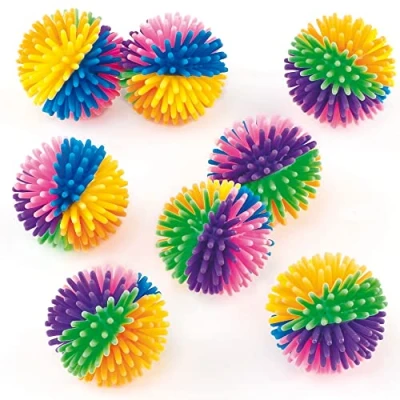 Abbildung von Baker Ross ET402 Regenbogenfarbene Flummis mit Stacheln, Gummi Hüftbälle für Kinder, Partygeschenke (8 Stück)