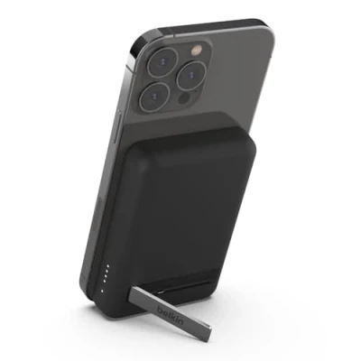 Abbildung von Belkin BoostCharge 5.000mAh magnetische Powerbank mit 7,5 Watt Magn. drahtlose Powerbank,Standfuß,5.000 mAh,schwarz, ausklappbarem Standfuß, für iPhone der Serie 15/14/13/12