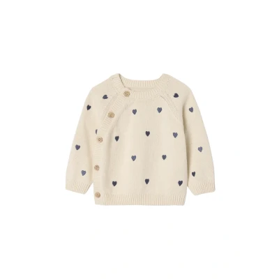 Abbildung von Baby Pullover mit gestickten Herzen