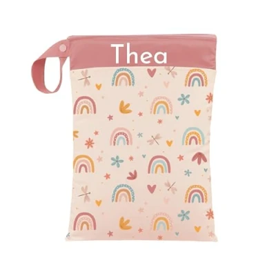 Abbildung von Nasstasche für Kita Wechselwäsche, Wasserdicht, Waschbar, mit Reißverschluss, Personalisierbar, Name, Kindergarten, Strand, Sport (Lovely Little Rainbows)