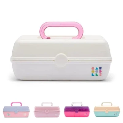 Abbildung von Caboodles Pretty in Petite Make up Box, zweifarbig, Weiß auf Weiß, Hartplastik Organizer 2 drehbare Ablagen, modischer Spiegel, sicherer Verschluss für sicheres Reisen