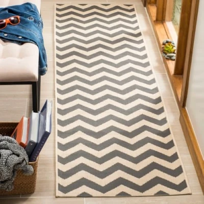 Abbildung von SAFAVIEH Geometrisch Teppich für Wohnzimmer, Esszimmer, Schlafzimmer Courtyard Collection, Kurzer Flor, Grau und Beige, 69 X 244 cm