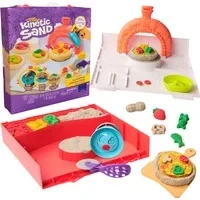 Abbildung von Kinetic Sand Squish Pizza Set mit 453 g magischem aus Schweden und 6 Zubehörteilen für kreativen Indoor Rollenspielspaß, ab 5 Jahren