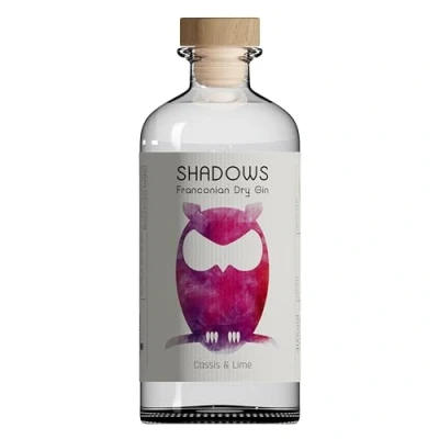 Abbildung von SHADOWS Gin Cassis &amp; Lime handcrafted mit fruchtigem Johannisbeere Geschmack kleine fränkische Destillerie aromatischer für Genießer 500ml