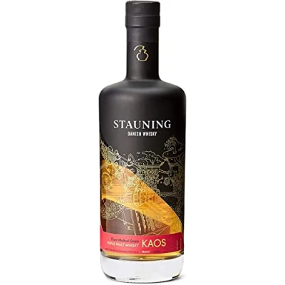 Abbildung von Stauning KAOS Triple Malt Whisky Dänischer Bodenvermälztes Getreide Direkt befeuert in kleinen Pot Stills destilliert 3 Jahre 46% Vol. 1 x 0,7 L