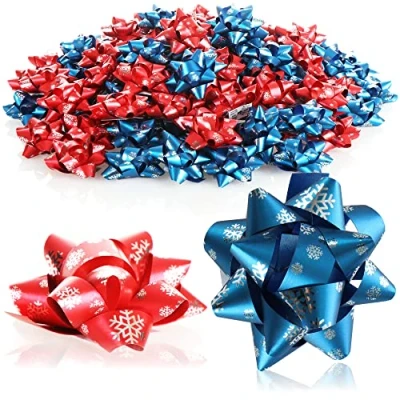 Abbildung von com four® 100x Geschenkschleife in tollen Farben Selbstklebende Dekoschleifen mit Muster für Weihnachten und Geburtstag (100 Stück Flocke rot + blau)