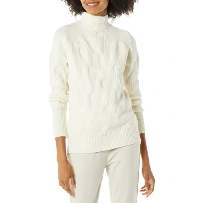 Abbildung von Amazon Essentials Damen Soft Touch Pullover mit Trichterkragen und Zopfmuster, Elfenbein, XS