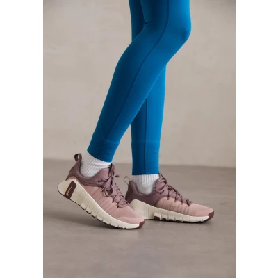 Abbildung von Nike Performance FREE Metcon 6 Trainingsschuh particle pink/rose goldcoloured/pale ivory/red sepia, Damen, Größe: 44 Schuhe