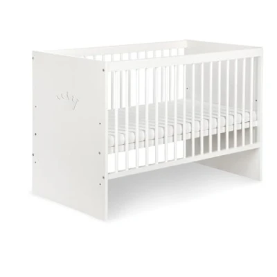 Abbildung von KMbaby Babybett 120 x 60 cm mit Matratze Weiß weißer Krone und Natur Baby Kinderbett Gitterbett Lattenrost 3 Stufen Höhenverstellbar Lackiertes Kiefernholz TANY KOR