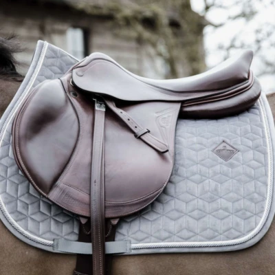 Abbildung von Kentucky Schabracke Basic Velvet Springen Grau Warmblut Agradi.deVerkauft von Agradi