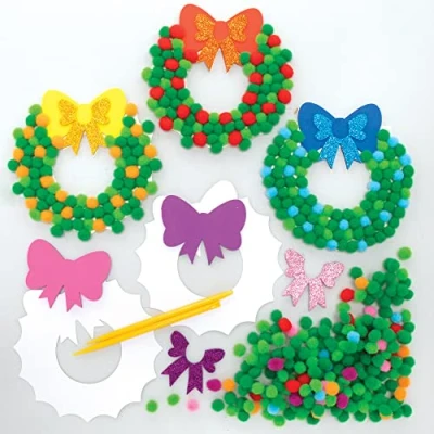 Abbildung von Baker Ross FE905 Weihnachtskranz Pom Bastelset 5er Pack, Selbstklebende Karte mit farbigen PomPoms zum Basteln für Kinder, Weihnachtsbastelaktivitäten