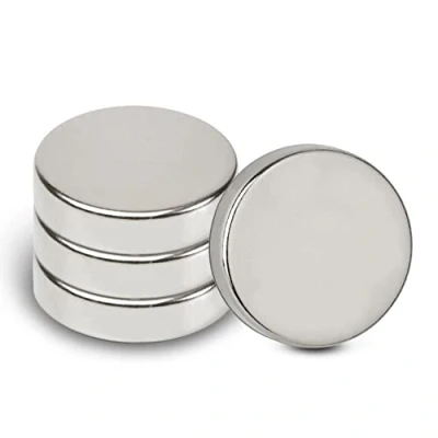 Abbildung von MAUL Neodym Magnet Ø 20 x 5 mm (4er Pack) Magnete für einen vielseitigen Einsatz rund mit elegantem und modernem Design stark Magnetboard, Magnetband Silber