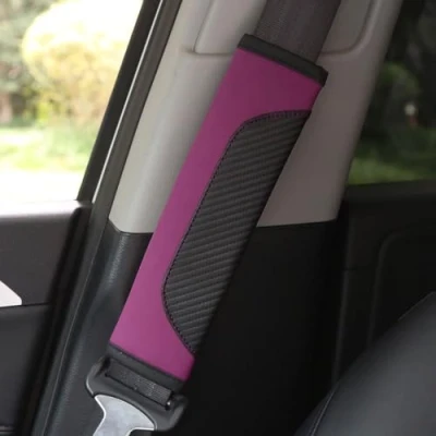Abbildung von 2 Stück Gurtpolster,Premium Auto Gurtpolster im Zweierpack,Polsterung für Sitzgurt Auto,PU Leder Universal Sicherheitsgurt Polster Autogurt Gurtschoner Schulterpolster (Schwarz Lila)
