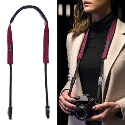 Abbildung von Crumpler CHST 003 Checkstrap Universal Kamera Schultergurt (Trageriemen, längenverstellbar) Marineblau/rot