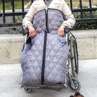 Abbildung von BLUEZY Winter Rollstuhl schlupfsack, halbpack warme Decke,rollstuhlschlupfsack schlupfsack wintersack fusssack für Erwachsene Winddichte Decke Universelle Passform Rollstühle B