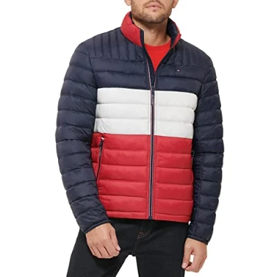 Abbildung von Tommy Hilfiger Herren Ultra Loft leichte verstaubare Pufferjacke (Standard und groß hoch) Daunenalternative Mantel, Mitternacht/Weiß/Rot mit Aufnäher, XL