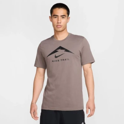 Abbildung von Nike Dri FIT Trail Logo SS Tee Braun L