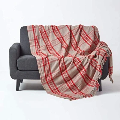 Abbildung von Homescapes Tagesdecke mit Tartan Muster, Sofa und Sessel Überwurf 150 x 200 cm Fransen, weiche Wohndecke aus 100% Baumwolle, Schottenmuster, grau rot kariert