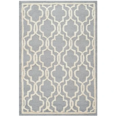 Abbildung von SAFAVIEH Geometrisch Teppich für Wohnzimmer, Esszimmer, Schlafzimmer Cambridge Collection, Kurzer Flor, Silber und Elfenbein, 91 X 152 cm