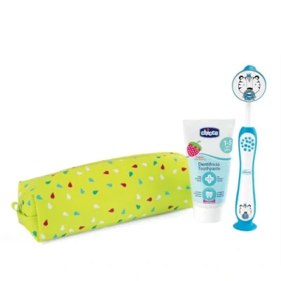 Abbildung von Chicco Kinderzahnbürste und Zahnpasta Set, mit praktischem Case, Set enthält Erdbeerzahnpasta Zahnbürste weichen Borsten Saugnapf, Reiseset, 3 6 Jahre, hellblau