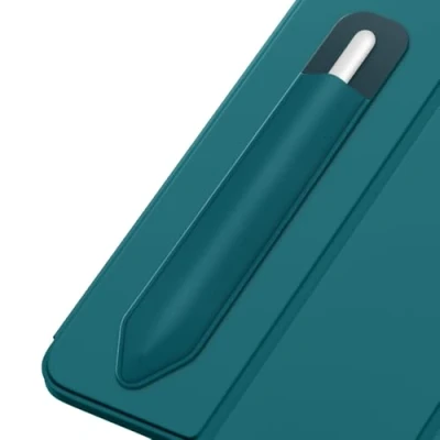 Abbildung von MoKo Stift Hülle Kompatibel mit Apple Pencil Pro/Pencil (USB C)/Pencil 1/2, Elastische Schutzhülle Selbstklebender zur Befestigung an iPad für Stylus Stifte, Nachtgrün